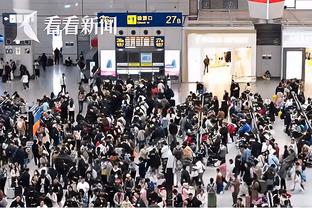 大批中国球迷在机场等C罗！有球迷当众直接做siu庆祝！